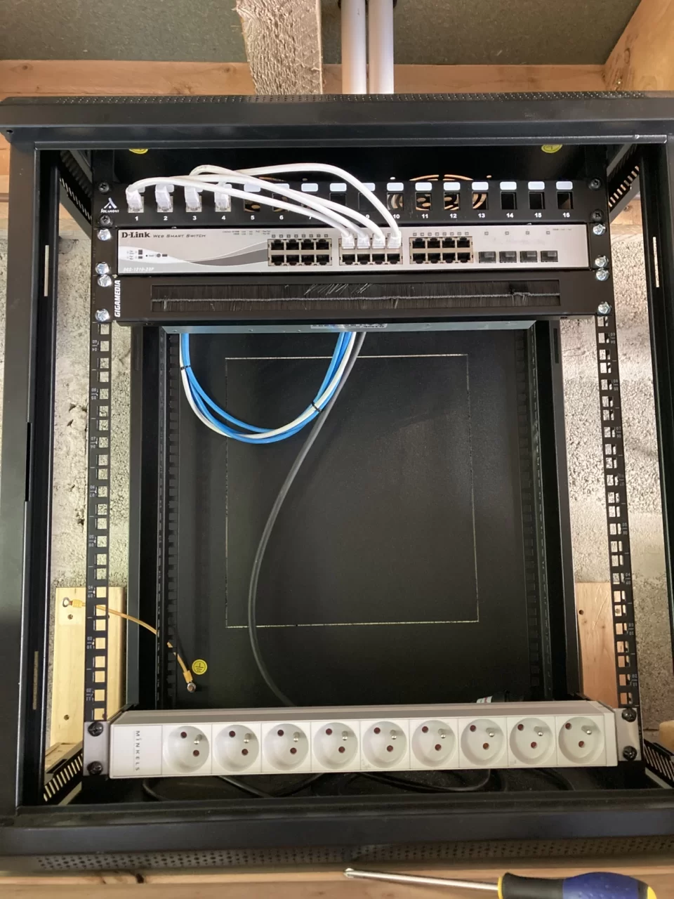 Installation physique d'une baie de brassage - Câblage réseau et serveurs Only Networks